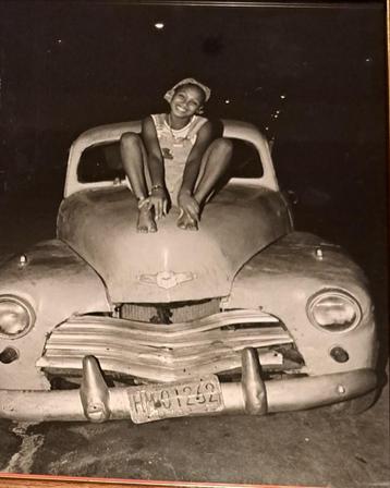 vintage foto meisjes op een oude auto 
