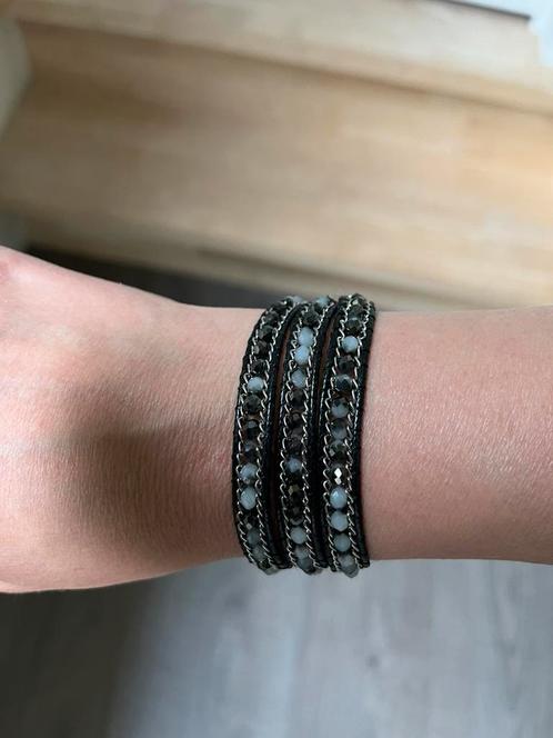 Wikkelarmband met kraaltjes en knoopsluiting - grijs/zwart, Handtassen en Accessoires, Armbanden, Nieuw, Grijs, Ophalen of Verzenden