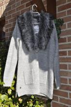 C&A cardigan gris col fausse fourrure t.XS neuf avec étiquet, Nieuw, Ophalen of Verzenden, Maat 34 (XS) of kleiner, Grijs