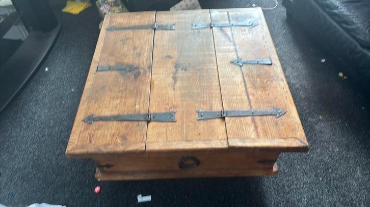 Unieke salontafel middeleeuwse stijl met ruime opbergruimte, Huis en Inrichting, Tafels | Salontafels, Gebruikt, Minder dan 50 cm