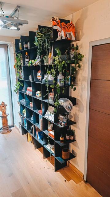 Stalen kast / boekenkast beschikbaar voor biedingen