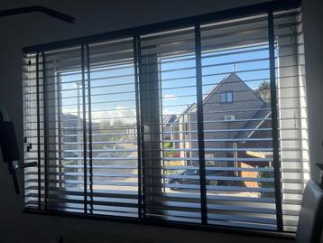 Houten jaloezie beschikbaar voor biedingen