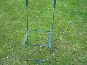 Oude tuinstoelen beschikbaar voor biedingen