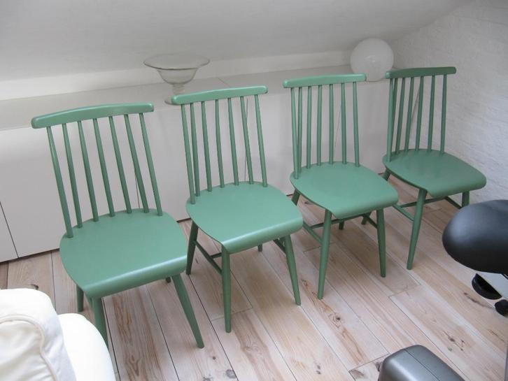 4 groene vintage, retro spijlenstoelen in zeer goede staat, Huis en Inrichting, Stoelen, Gebruikt, Vier, Hout, Overige kleuren