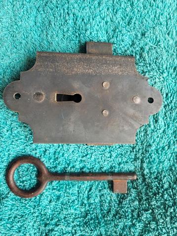Serrure ancienne avec clef beschikbaar voor biedingen