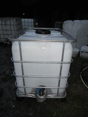 water vaten watervaten 1000 l plastiek pallets IBC tanks ; a beschikbaar voor biedingen