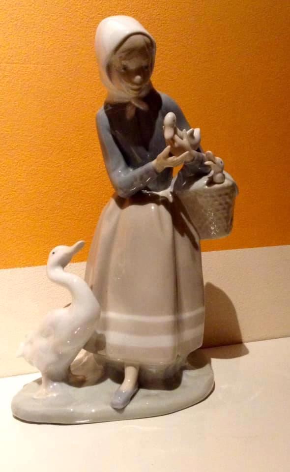 Lladro porseleinen beeldje 'Herderin met eenden' #4568, Antiek en Kunst, Antiek | Porselein, Ophalen of Verzenden