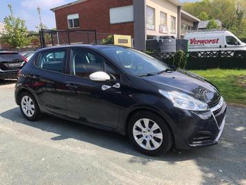 Puegeot 208 1200 benzine 2019 met 61300 km, Auto's, Voorwielaandrijving, Stof, 50 kW, Zwart