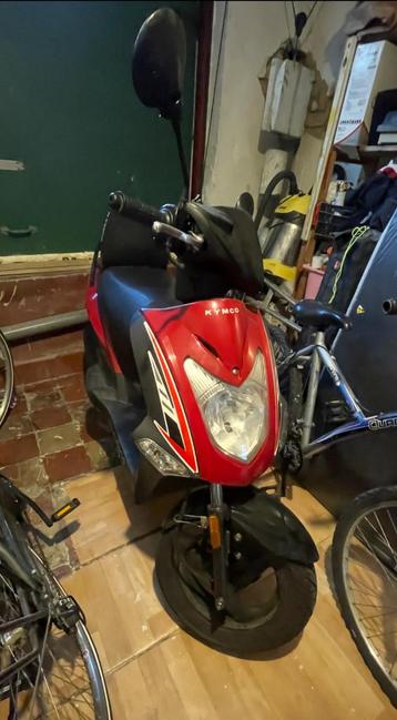 Kymco-scooter die in kapotte staat wor, start niet beschikbaar voor biedingen