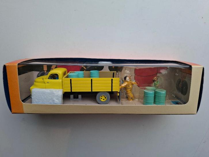 TINTIN TRANSPORTS N4 "LE CAMION JAUNE DE LA BASE" NEUF!, Collections, Statues & Figurines, Neuf, Humain, Enlèvement ou Envoi