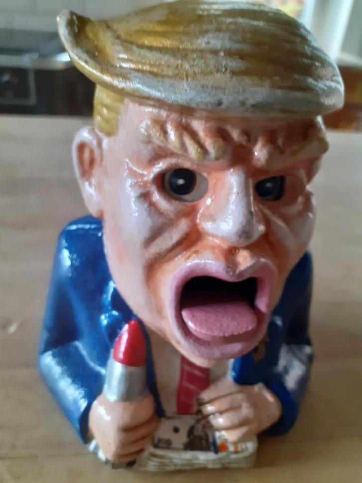 GRAPPIGE GIETIJZEREN SPAARPOT (DONALD TRUMP), Verzamelen, Spaarpotten, Nieuw, Overige thema's, Overige materialen, Ophalen of Verzenden