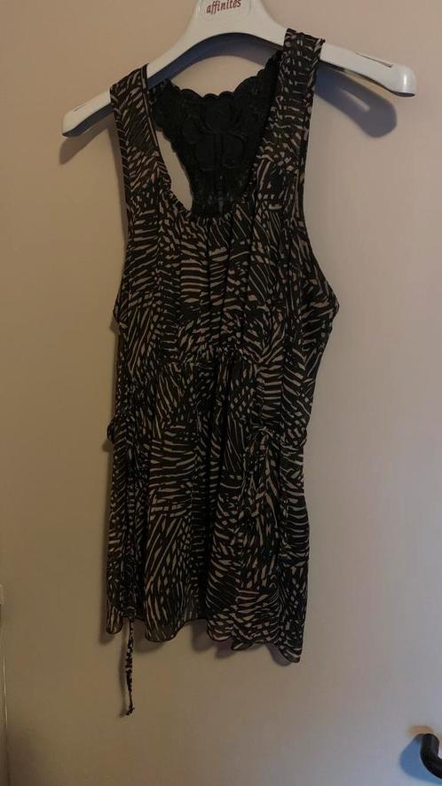 Blouse met kanten achterkant maat 42, Kleding | Dames, Topjes, Zo goed als nieuw, Maat 42/44 (L), Bruin, Zonder mouw, Ophalen of Verzenden