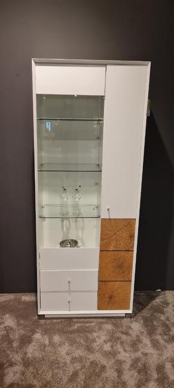 Kast, modern dressoir beschikbaar voor biedingen