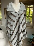 Poncho ( cape) van tricot , maten S en M, Kleding | Dames, Ophalen of Verzenden, Zo goed als nieuw, Grijs