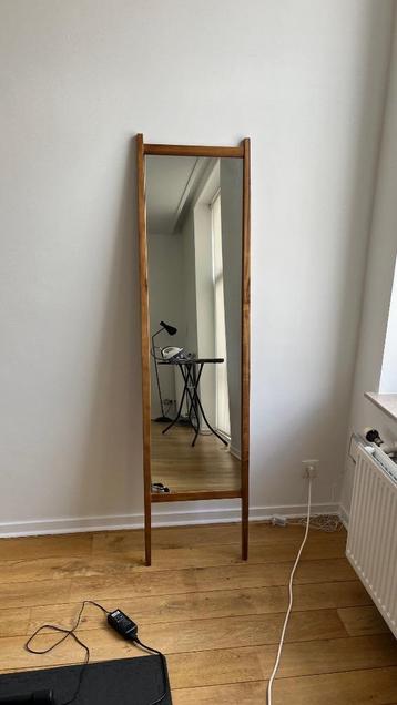 Miroir vertical avec cadre en bois de chêne (Zara HOME)