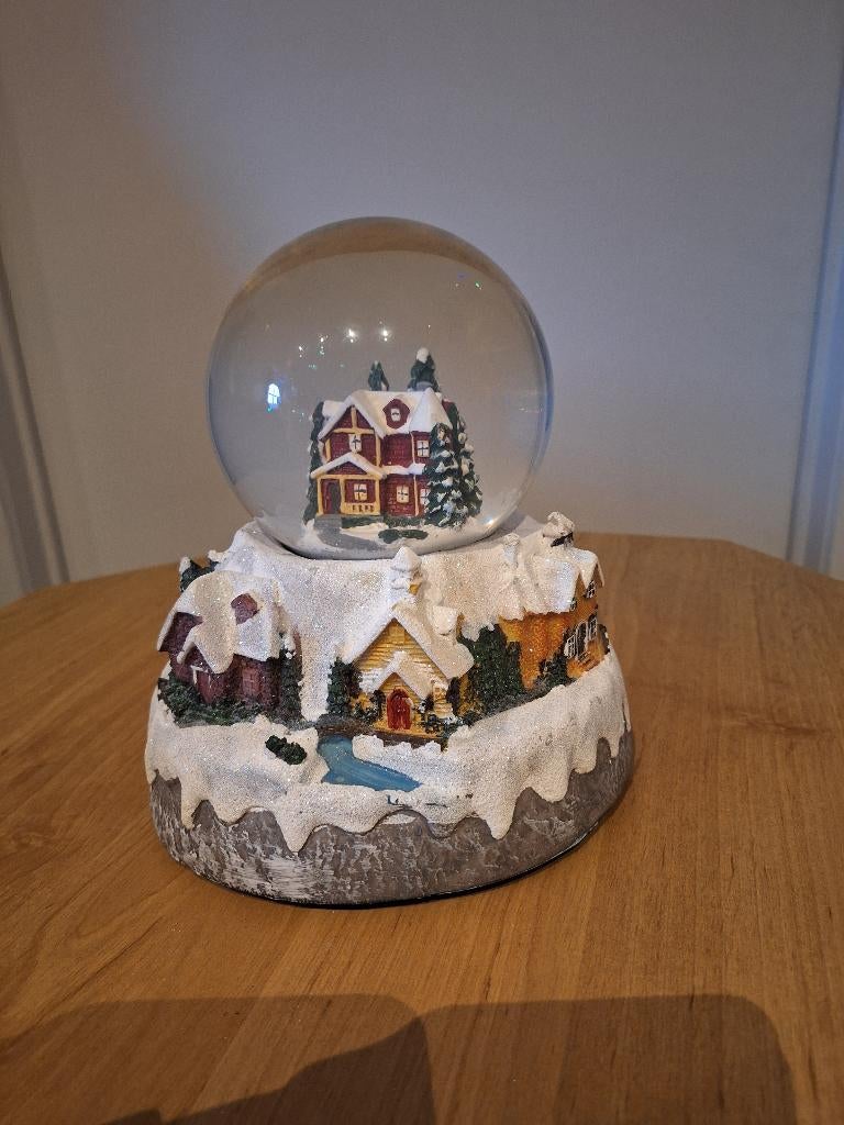 Sneeuwbol met verlichting en kerstmuziek (kerstdecoratie), Diversen, Kerst, Gebruikt, Ophalen of Verzenden