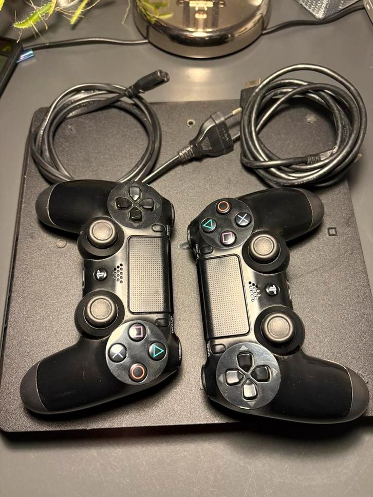 Playstation 4 met twee controllers, Games en Spelcomputers, Spelcomputers | Sony PlayStation 4, Zo goed als nieuw, Slim, Ophalen