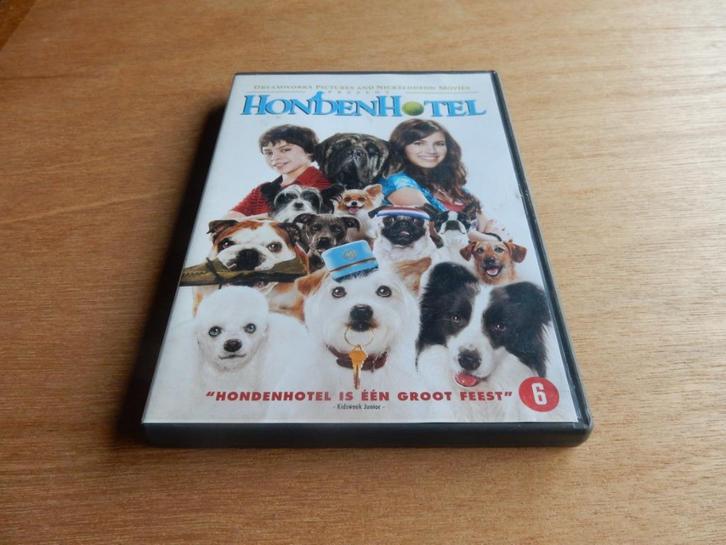 nr.1375 - Dvd: hondenhotel - komedie, Cd's en Dvd's, Dvd's | Komedie, Actiekomedie, Vanaf 6 jaar, Ophalen of Verzenden