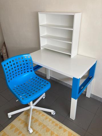 IKEA Bureau  met stoel en met boekenkastje beschikbaar voor biedingen