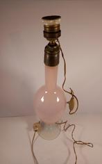 Ancienne lampe en pate de verre avec socle en cuivre, Antiek en Kunst, Antiek | Vazen, Ophalen of Verzenden
