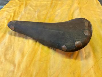 Oud lederen zadel met koperen klinknagels, type Brooks, Fietsen en Brommers, Fietsonderdelen, Gebruikt, Racefiets, Ophalen of Verzenden