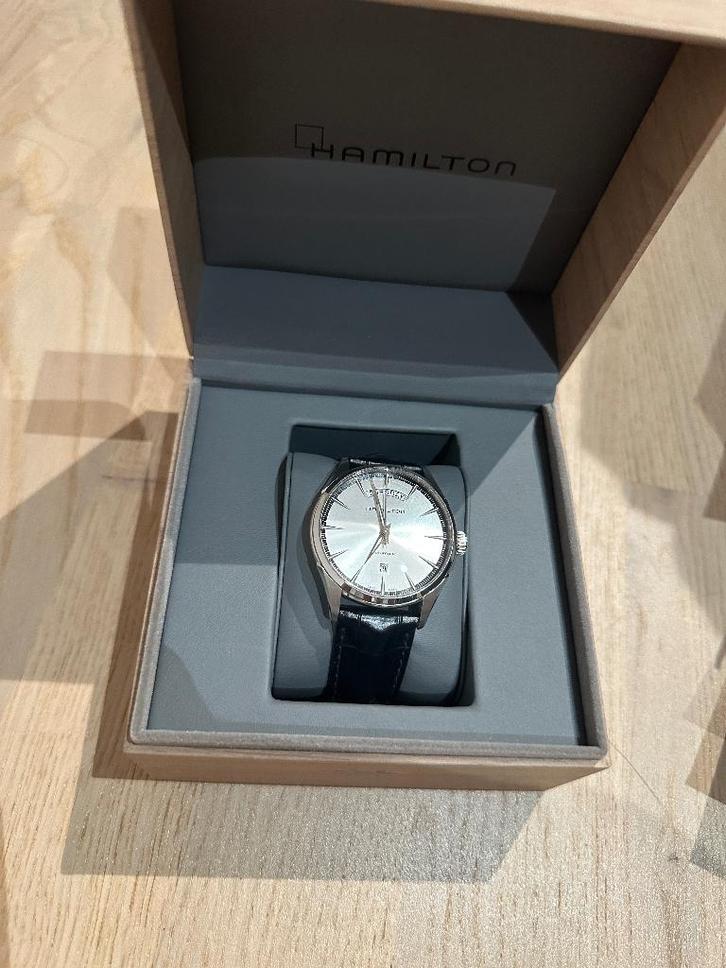 Hamilton Jazzmaster auto 2023 "Voyager"  avec jour + date, Handtassen en Accessoires, Horloges | Heren, Gebruikt, Polshorloge