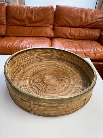 Plateau rond vintage en rotin et Laiton beschikbaar voor biedingen