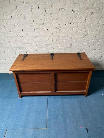 Vintage houten opbergkist beschikbaar voor biedingen
