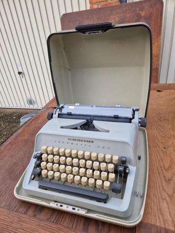 Antiek typemachine met lint. 