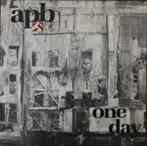 12" 45 RPM - APB >< One day <, Ophalen of Verzenden, Zo goed als nieuw, 12 inch