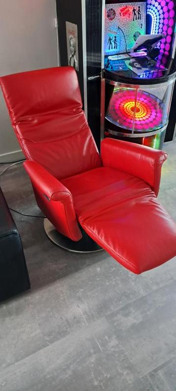 Vintage rode elektrische relaxzetel   beschikbaar voor biedingen