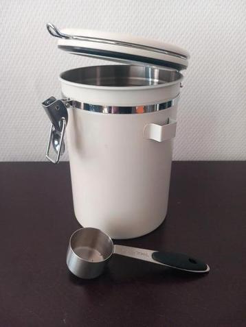 Opbergcontainer. Uit metaal. beschikbaar voor biedingen