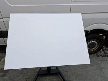 Table dessin et bureau  beschikbaar voor biedingen