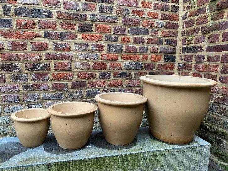Set keramieken bloempotten (4 stuks) – beige, Tuin en Terras, Bloempotten, Zo goed als nieuw, Aardewerk, Balkon, Tuin, Minder dan 40 cm