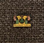 PIN - ROCKETT ULTRA - RUGBY - AMERICAN FOOTBALL, Verzamelen, Verzenden, Gebruikt, Sport, Speldje of Pin