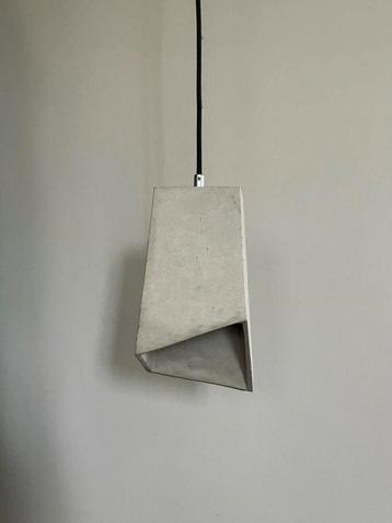 Minimalistische betonnen lamp beschikbaar voor biedingen