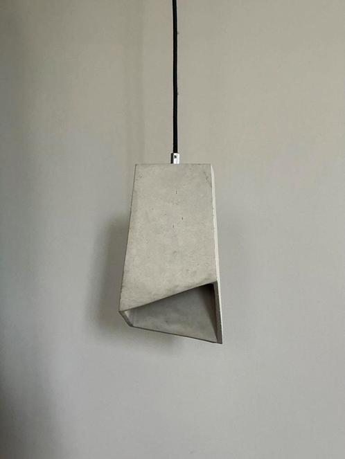 Minimalistische betonnen lamp, Huis en Inrichting, Lampen | Hanglampen, Zo goed als nieuw, Ophalen