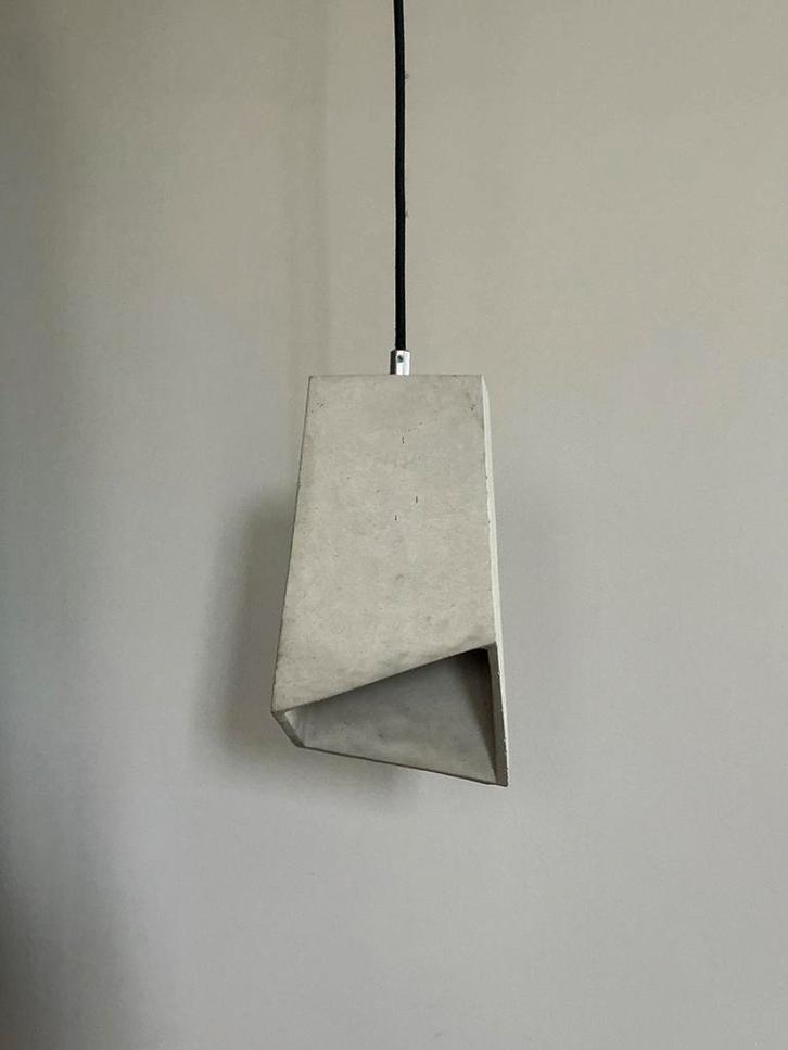 Minimalistische betonnen lamp, Huis en Inrichting, Lampen | Hanglampen, Zo goed als nieuw, Ophalen