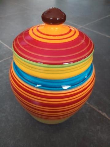 Nieuwe pot met deksel  beschikbaar voor biedingen