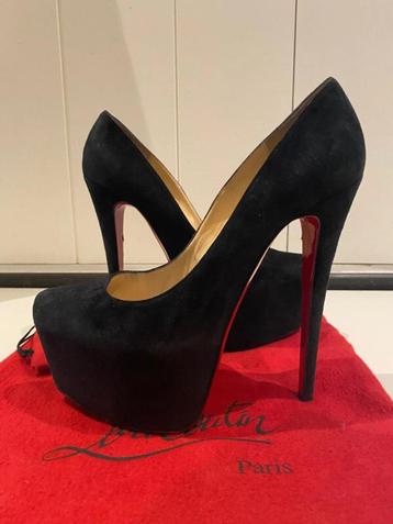 Christian Louboutin Daffodiles Pumps M37 beschikbaar voor biedingen