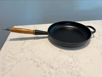 NIEUWE Le Creuset koekenpan 24 cm mat zwart beschikbaar voor biedingen