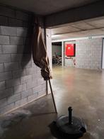 Parasol 4m diameter op katrol en met betonnen voet op wielen, Ophalen, Zo goed als nieuw