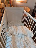 Bedje (wit hout) & matras (60x120),beddegoed en speelmat, Kinderen en Baby's, Kinderkamer | Bedden, Gebruikt, Minder dan 140 cm