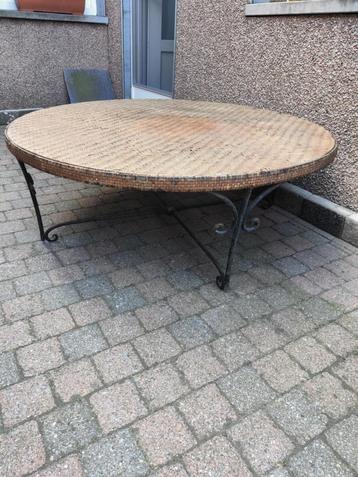 Tafel met metalen poten 120 cm ø beschikbaar voor biedingen