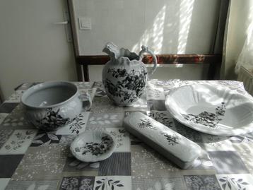Ensemble de toilette beschikbaar voor biedingen