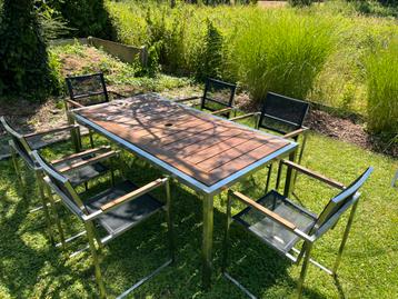Hout en alu tafel en 6 stoelen + 2 relaxstoelen beschikbaar voor biedingen