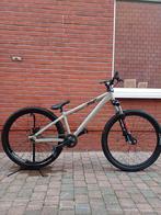 Dirtjumper (voorzien van een nieuw achterwiel), Fietsen en Brommers, Specialized, 24 inch of meer, Gebruikt, Stuur 360° draaibaar
