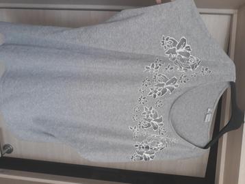 Bodyflirt grijs t-shirt witte bloemen MT 50/52