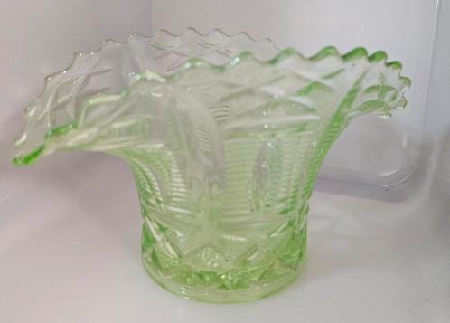 Uranium glas vaas schaal met gratis pique fleurs, Antiek en Kunst, Antiek | Glaswerk en Kristal, Ophalen of Verzenden