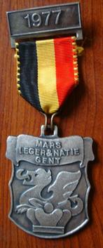 Medaille mars van Leger en Natie te Gent 1977, Postzegels en Munten, Penningen en Medailles, Brons, Verzenden